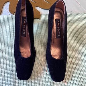 Karen Scott Blue Velvet pumps (narrow)